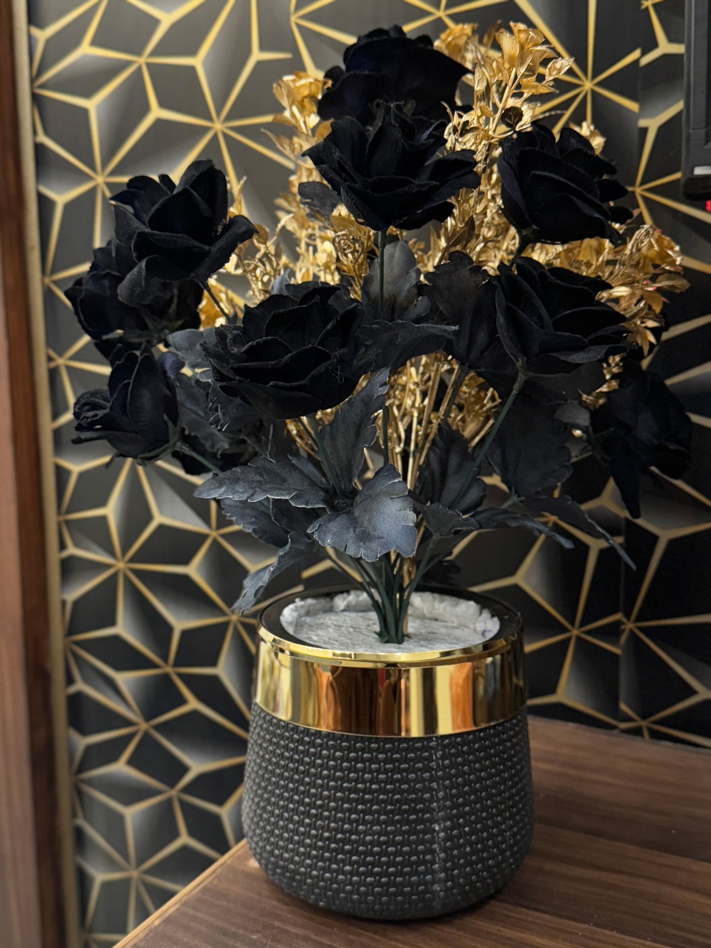 Black pot with Roses PD-229