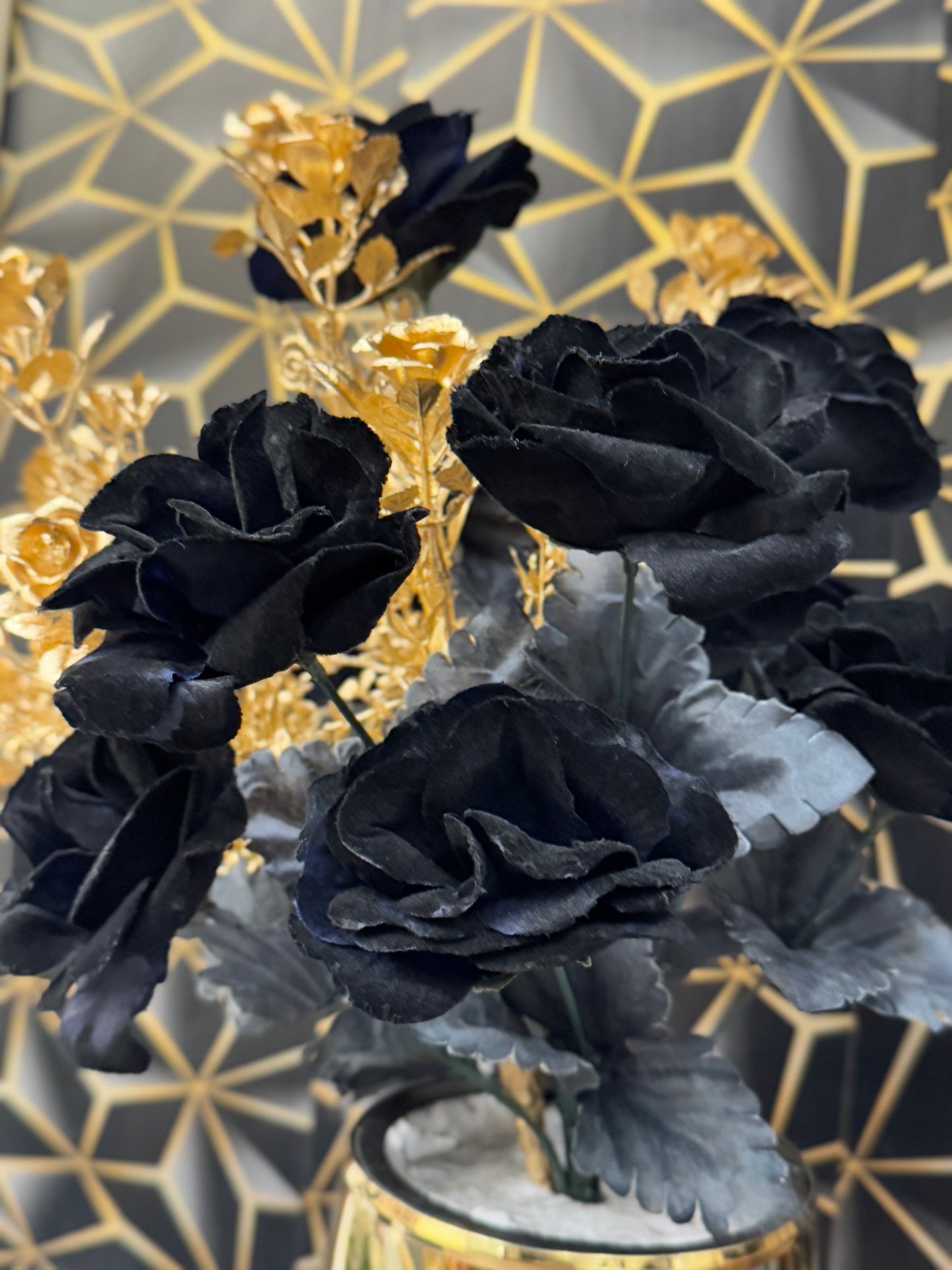 Black pot with Roses PD-229