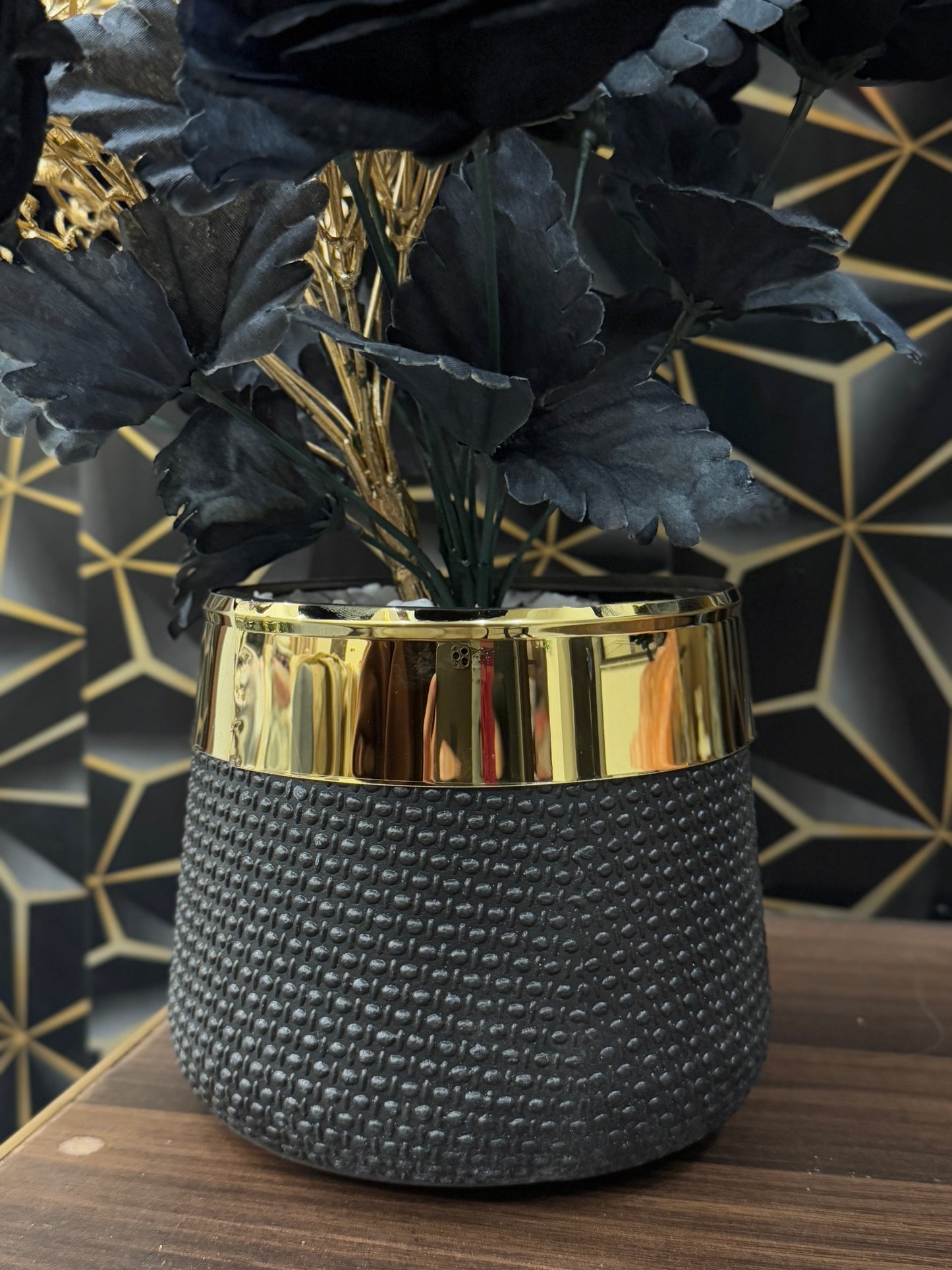 Black pot with Roses PD-229