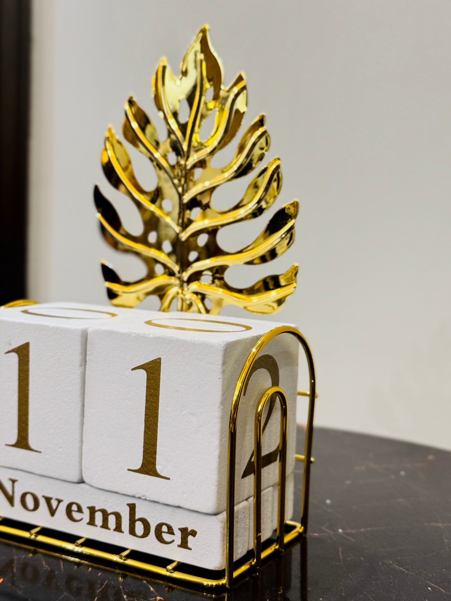 Metallic Golden Leaf Calendar Stand TA-121