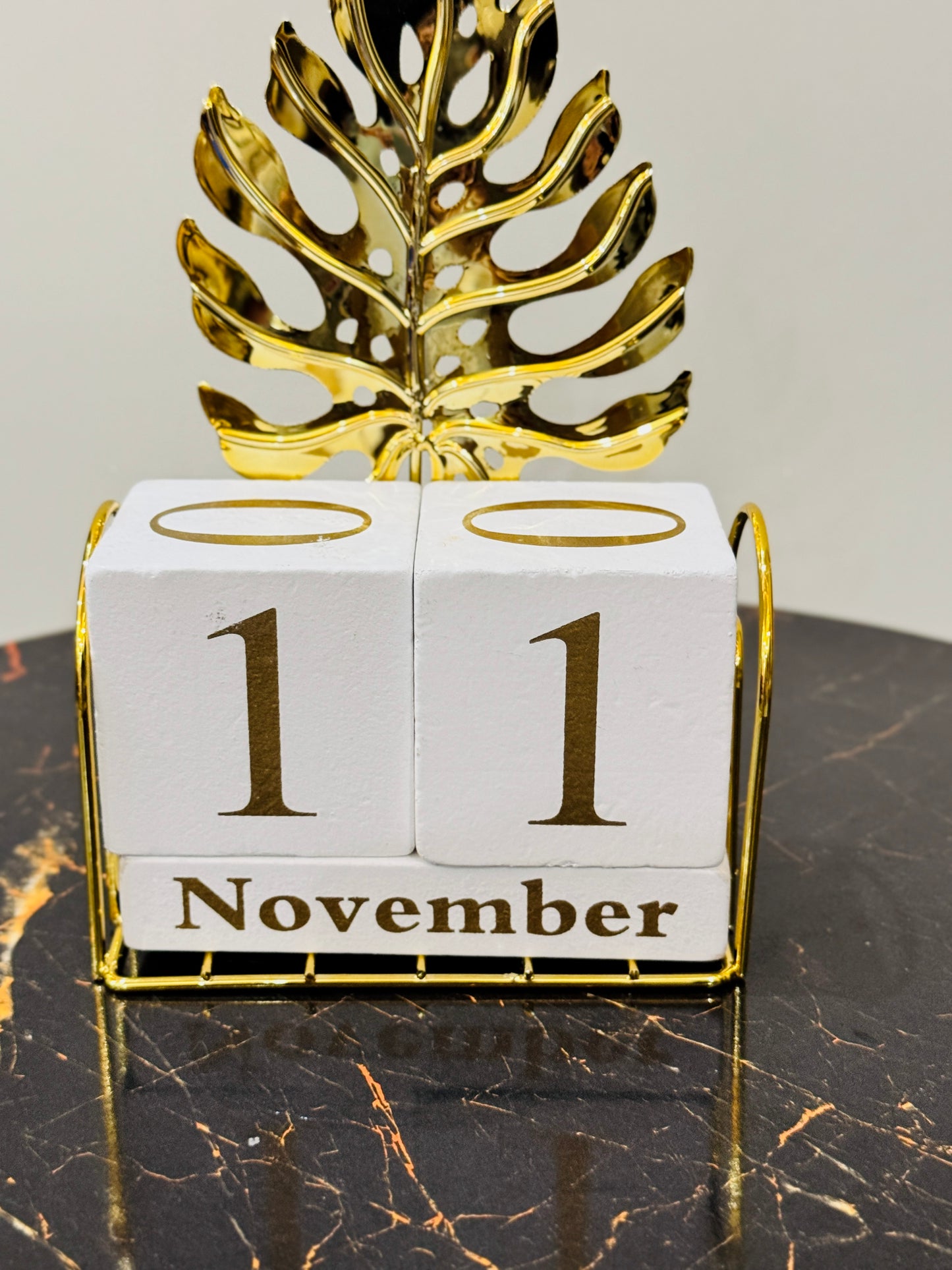 Metallic Golden Leaf Calendar Stand TA-121