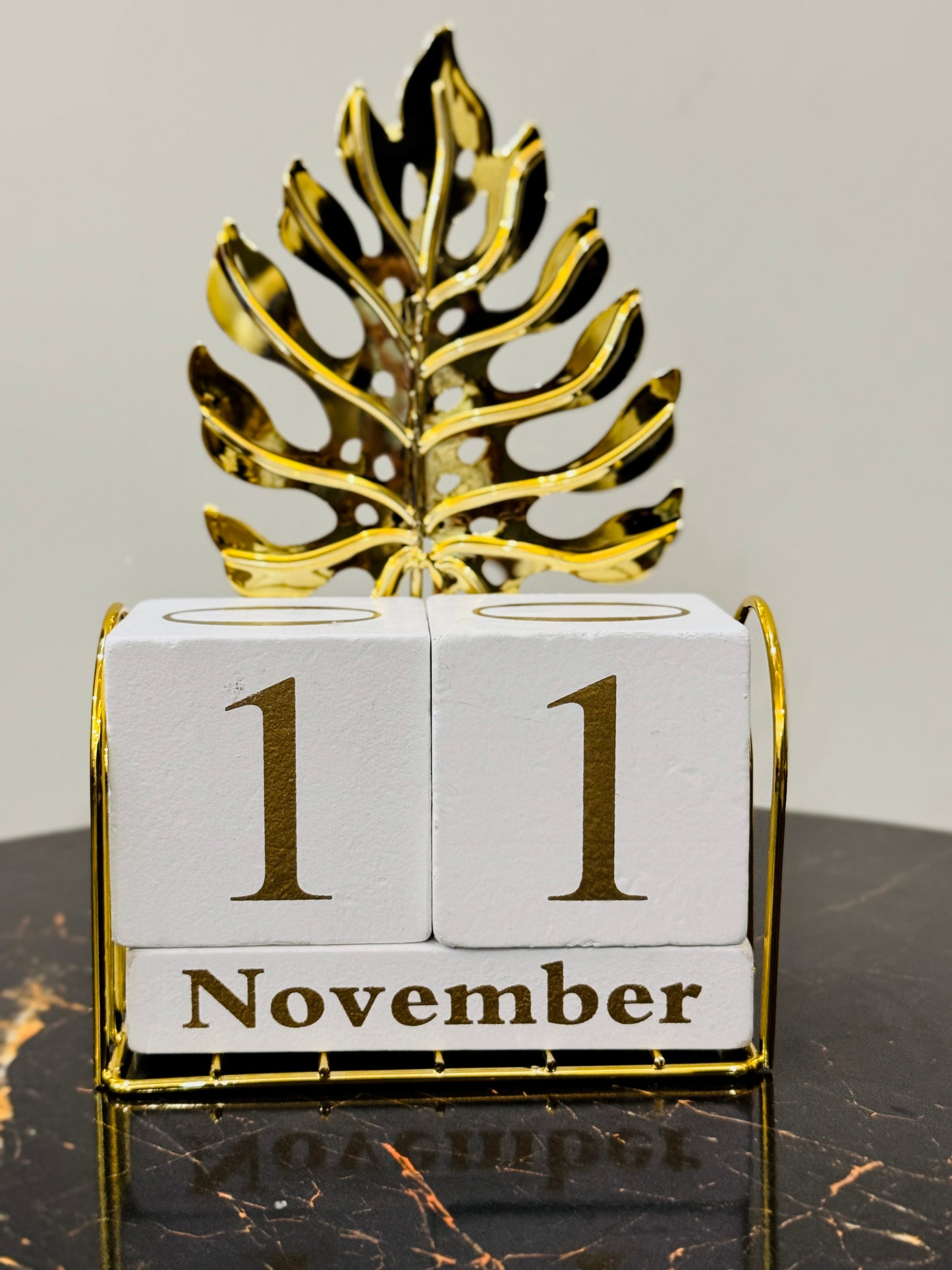 Metallic Golden Leaf Calendar Stand TA-121