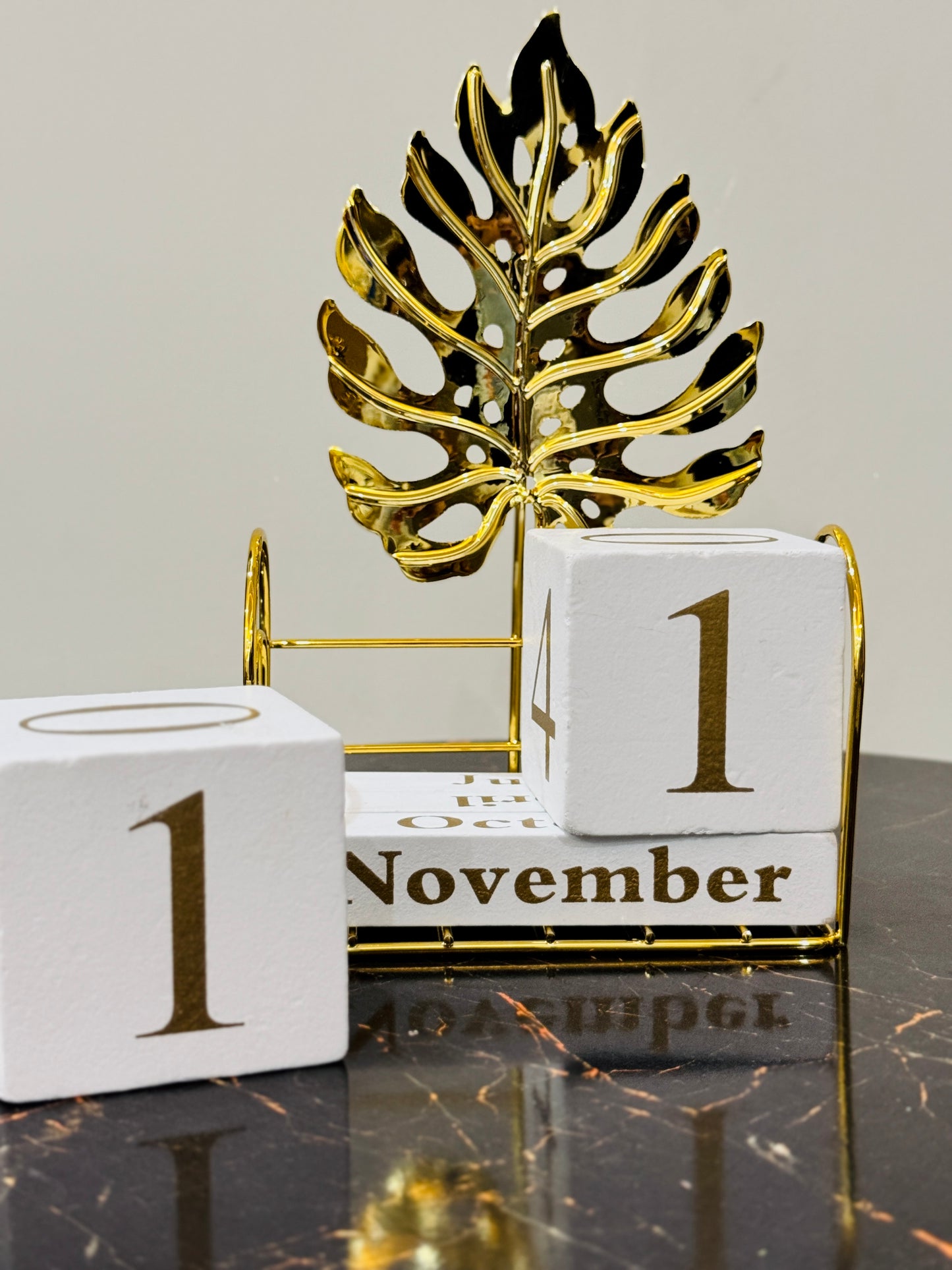 Metallic Golden Leaf Calendar Stand TA-121